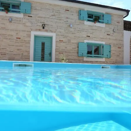 בית נופש Rural With Heated Pool Rastane