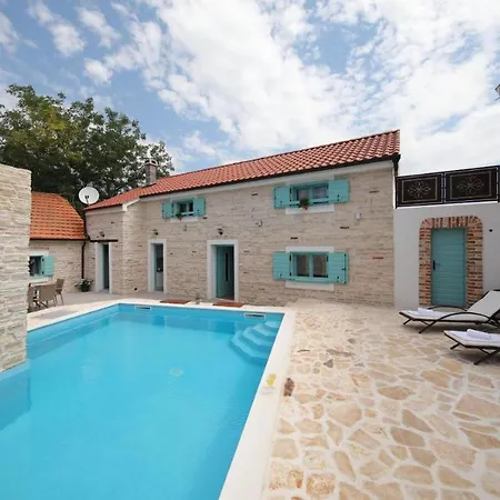 בית נופש Rural With Heated Pool Rastane