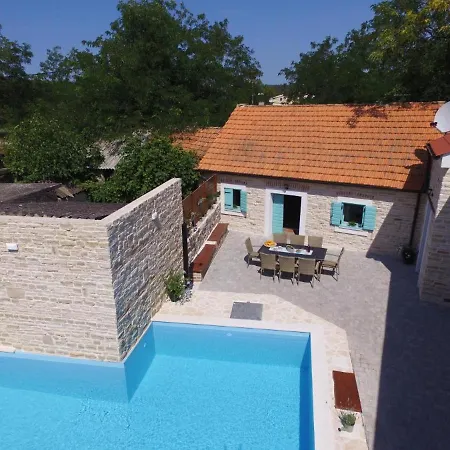 בית נופש Rural With Heated Pool Rastane