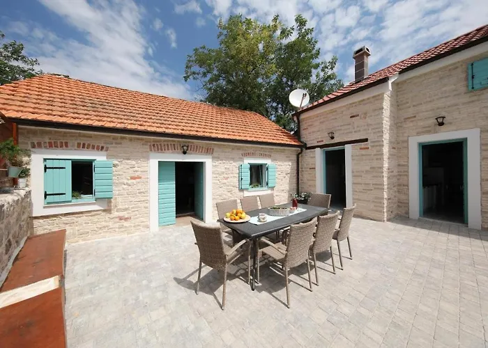 Rural With Heated Pool Rastane Feriehus