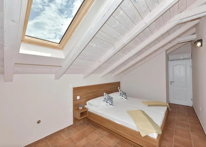 Rural With Heated Pool Rastane Feriehus