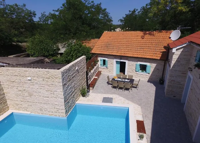 Σπίτι διακοπών Rural With Heated Pool Rastane