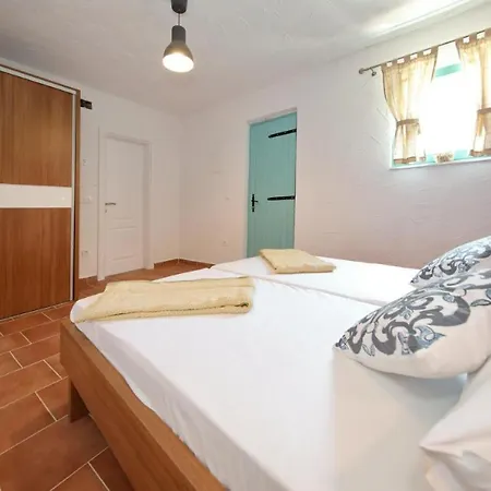Semesterbostad Rural With Heated Pool Rastane Donje Rastane