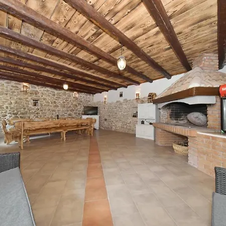 Semesterbostad Rural With Heated Pool Rastane