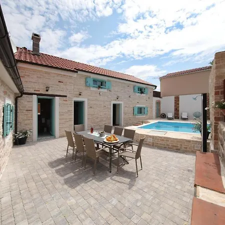Semesterbostad Rural With Heated Pool Rastane Donje Rastane
