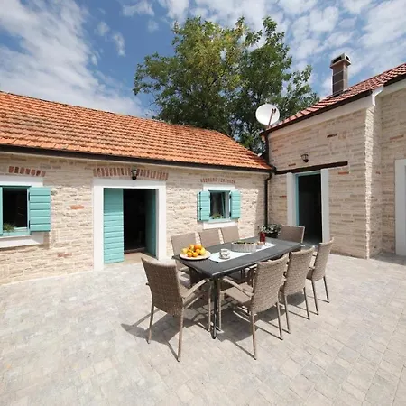 Rural With Heated Pool Rastane Semesterbostad