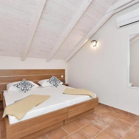 Semesterbostad Rural With Heated Pool Rastane