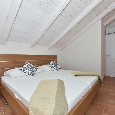 Rural With Heated Pool Rastane Semesterbostad