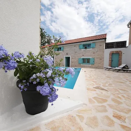 Rural With Heated Pool Rastane Holiday home Donje Rastane