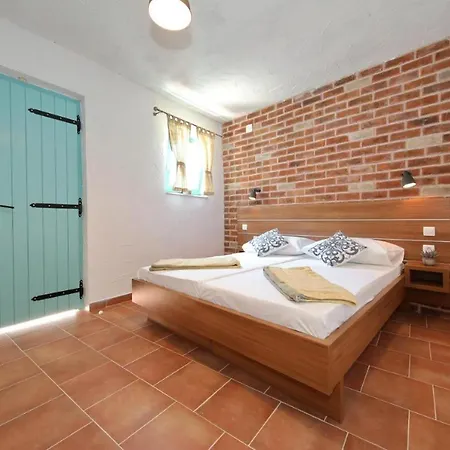 Semesterbostad Rural With Heated Pool Rastane