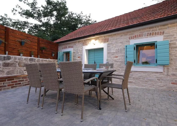 Rural With Heated Pool Rastane Ferienhaus
